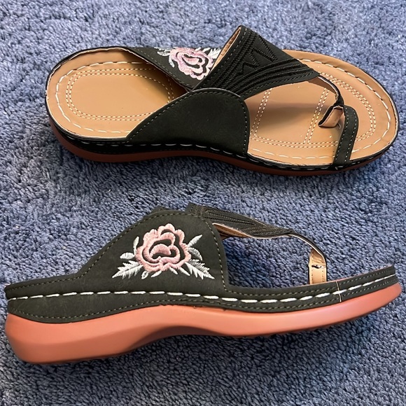 New embroidered sandals - Picture 3 of 4